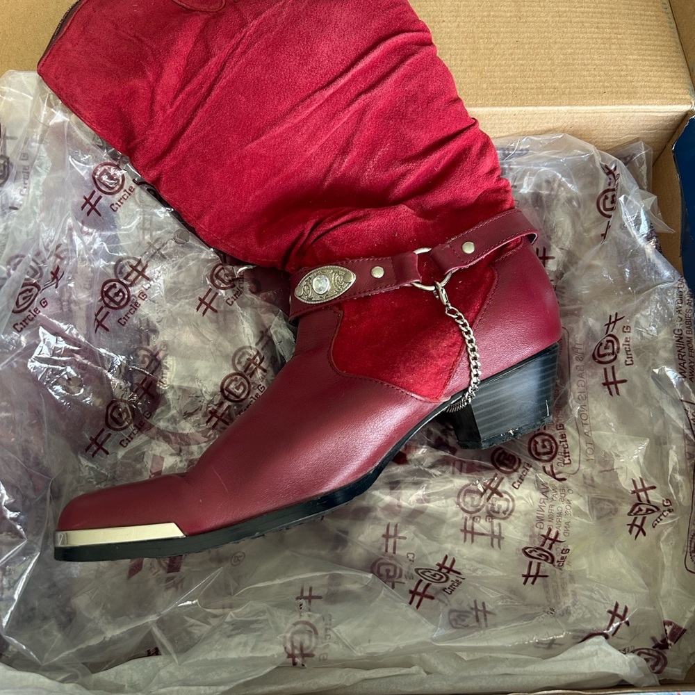 Women's Red Slouchy Western-Inspired Mid-Calf Heeled Boots - Picture 4 of 7